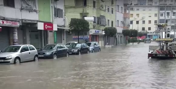 Pas Tiranës, edhe Durrësi “zhytet” nga shirat e dendur