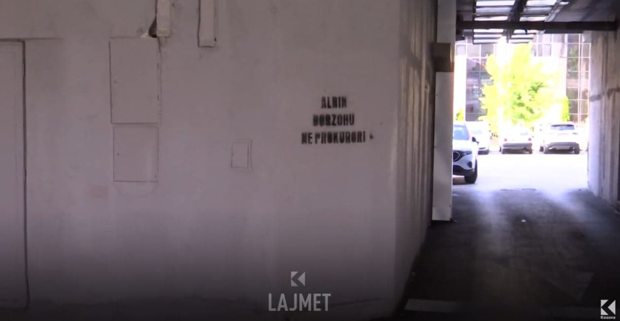 Grafitet nëpër kryeqytet ftojnë Kurtin në prokurori (VIDEO)