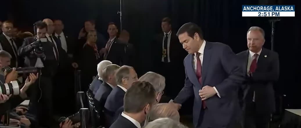 Ekipet amerikane dhe ruse në sallën e konferencës