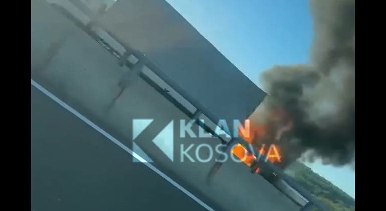 Përfshihet nga flakët një kombi në autostradën “Ibrahim Rugova” (VIDEO)