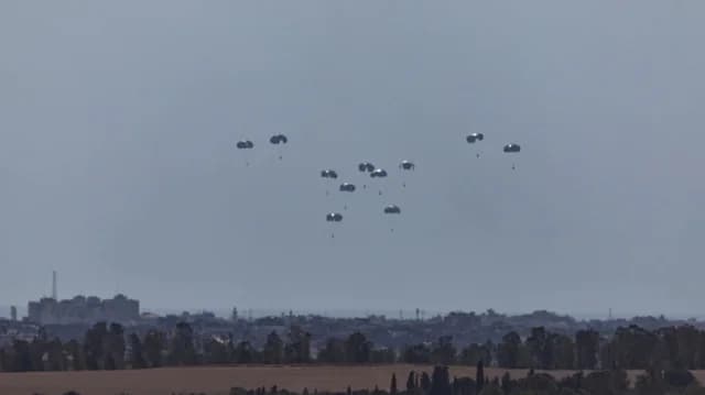 Spanja hedh nga ajri 12 ton ushqime në Rripin e Gazës
