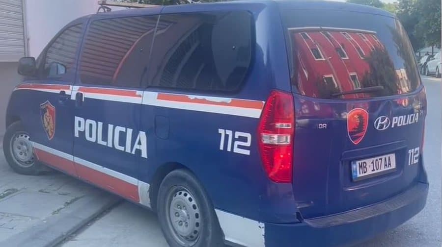 Në Vlorë i moshuari godet të riun me çekan në kokë