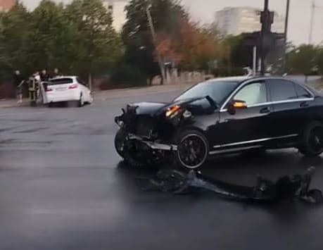 Katër të lënduar nga aksidenti mes tri veturave në Prishtinë