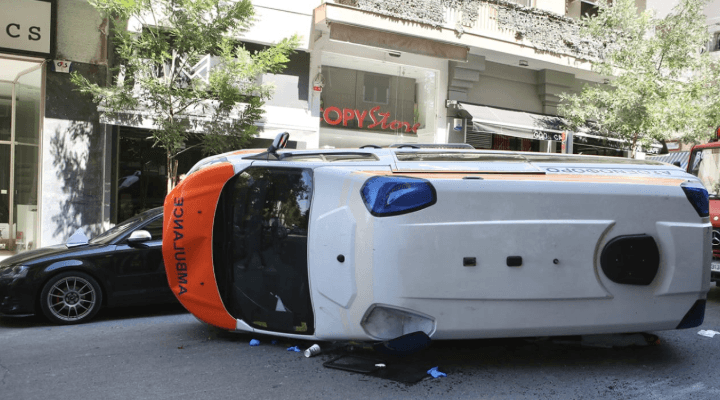 Tragjike në Greqi: Autoambulanca përmbyset rrugës për spital, vdes pacienti