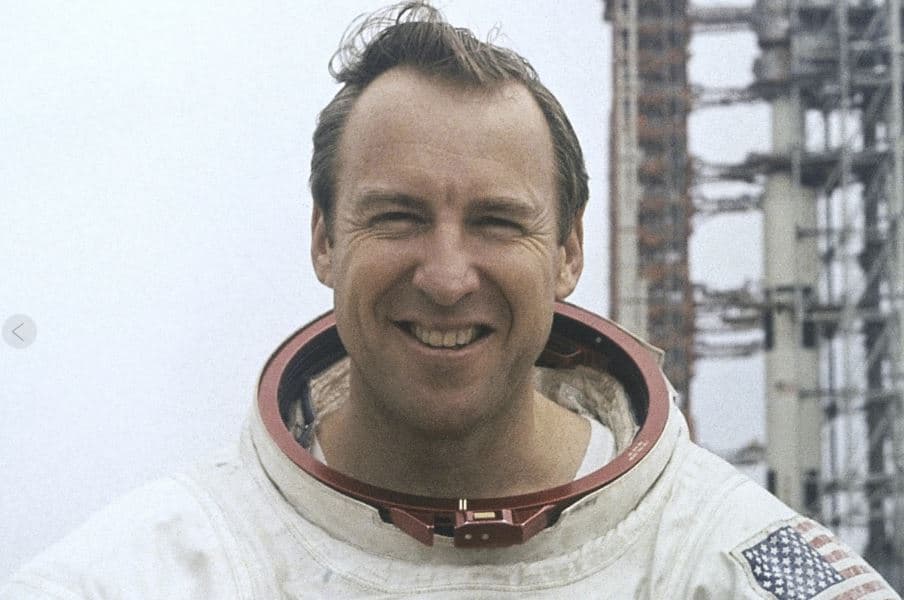 Vdes astronauti James Lovell, udhëhoqi misionin në Hënë të "Apollo 13"