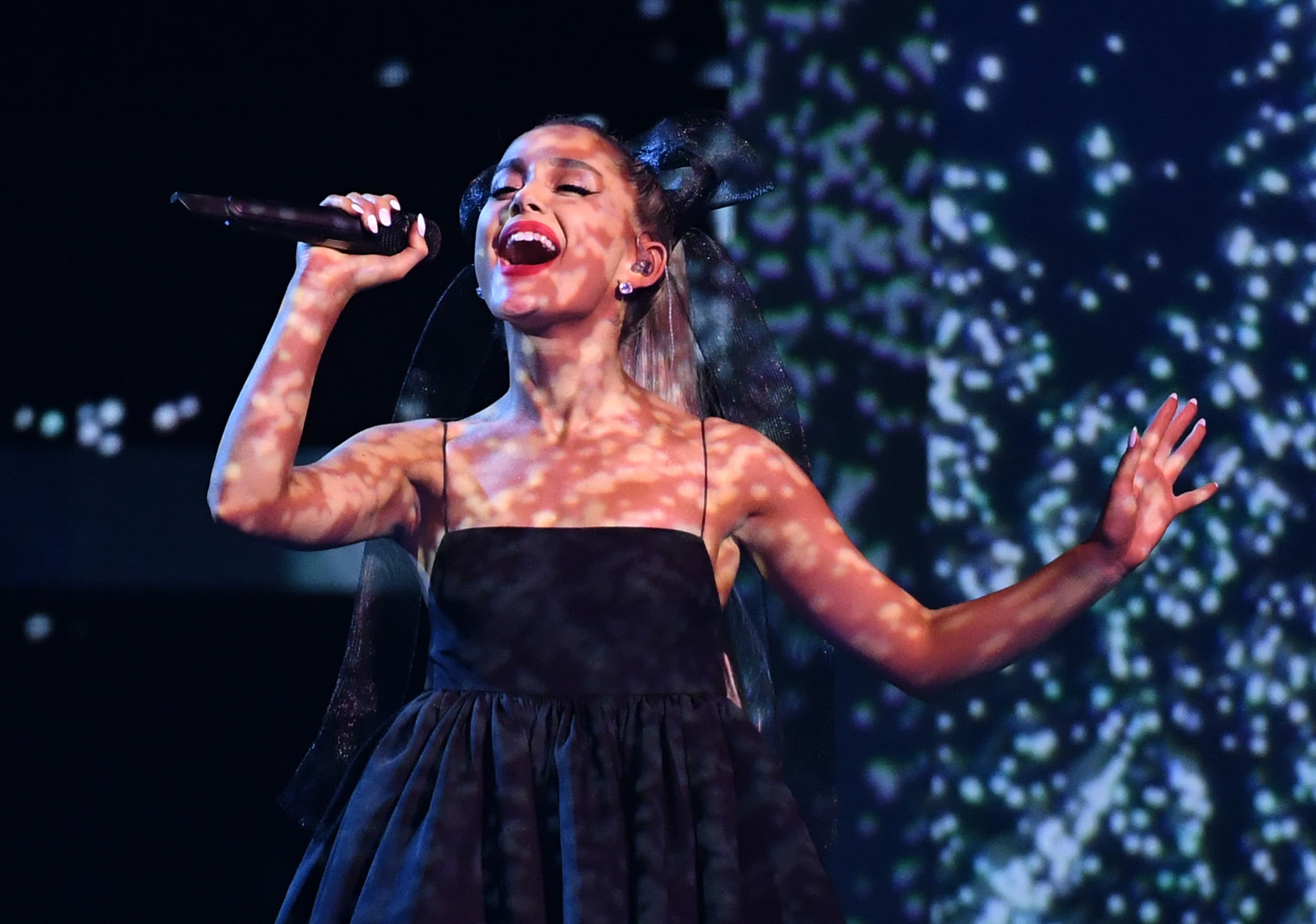 Ariana Grande njofton turneun e parë pas shtatë vitesh