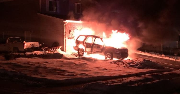 I vuri zjarrin garazhës ku ishin të parkuara dy vetura, arresohet një person në Pejë