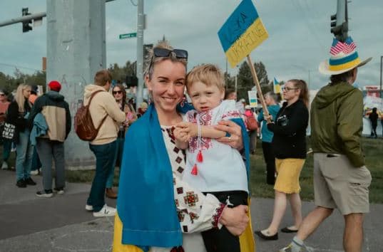 Gruaja ukrainase që la vendin për dashuri, sot sheh të ardhmen e Ukrainës të vendoset në qytetin e saj të ri