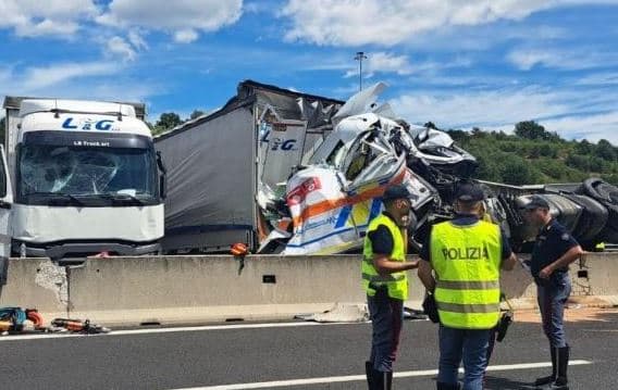 Kamioni përplaset me autokolonën në Itali, tre të vdekur dhe 15 të lënduar