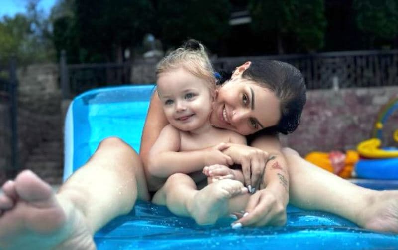 Fifi shfaqet e lumtur pranë të birit (FOTO)