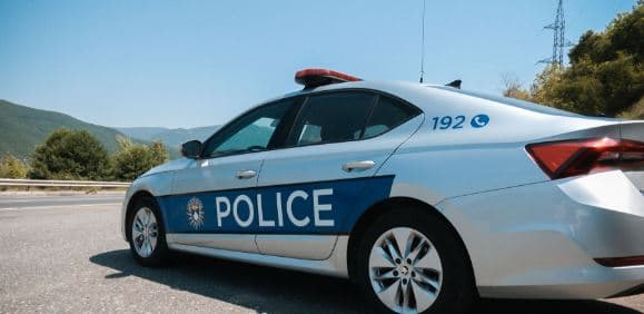 Përleshje në Prizren, arrestohet i dyshuari që dëmtoi veturën e policisë