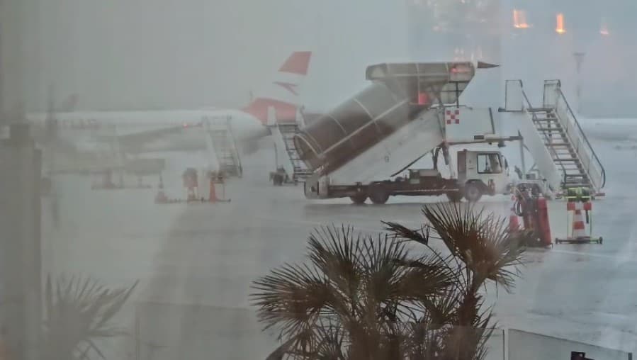 Stuhia e fuqishme në Shqipëri ndërpret përkohësisht fluturimet