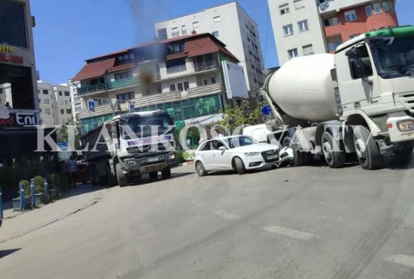 Aksident te rrethi i Fushë Kosovës, të përfshira së paku dy automjete