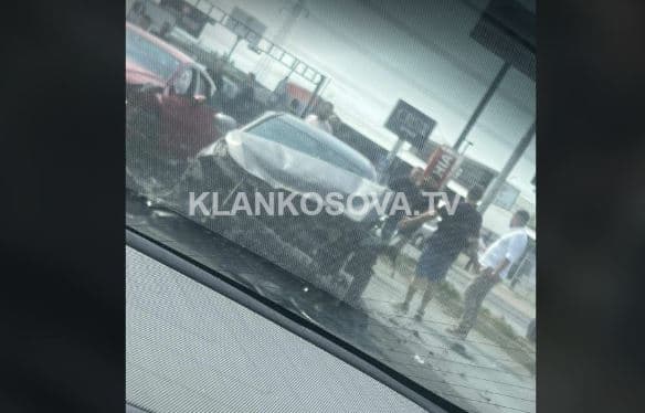 Pesë të lënduar nga aksidenti mes tri automjeteve në rrugën Prishtinë-Fushë Kosovë
