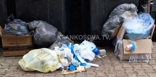 Mbetje medicinale pranë kontejnerëve në QKUK, rrezik për përhapje infeksioni