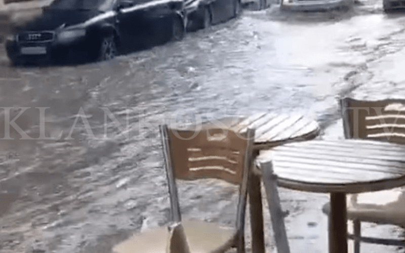 Qytetari pasi u vërshua rruga 'Isa Boletini' në Gjilan: Si plazh i vogël, kryetari s'ka ndërmarrë asgjë (VIDEO)