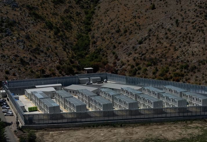 Gjykata e BE-së vendos kundër Italisë për skemën e kampeve të emigrantëve në Shqipëri