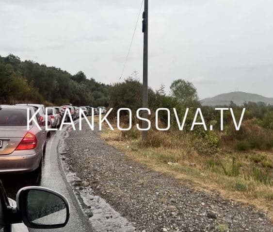 Pritje dyorëshe në kufirin Shqipëri – Mali i Zi, edhe moti ndikon në qarkullim