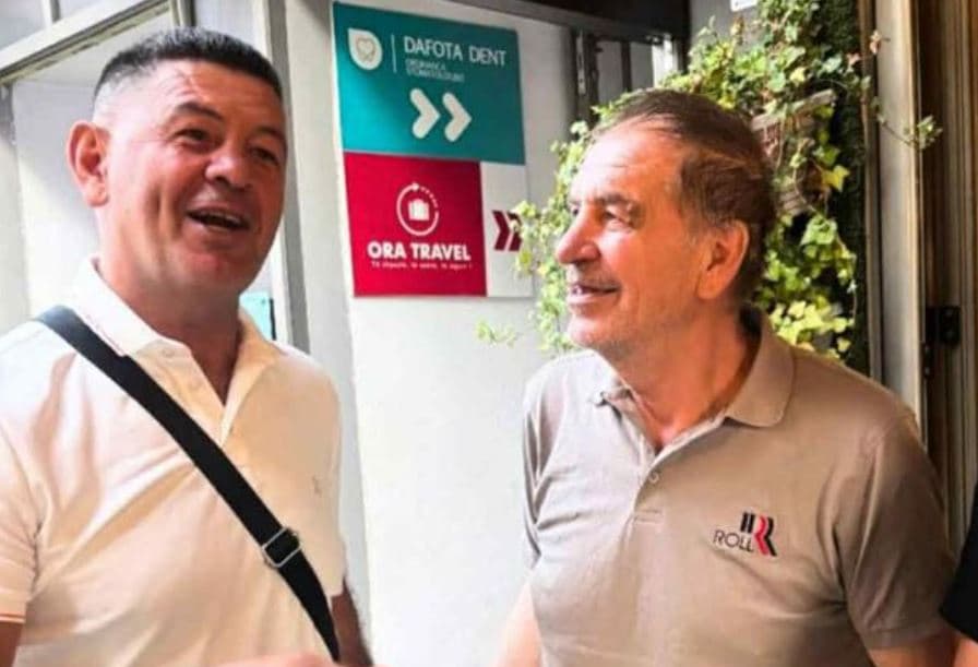 Buzëqeshje e shtrëngim duarsh: Takohen dy legjendat e boksit shqiptar