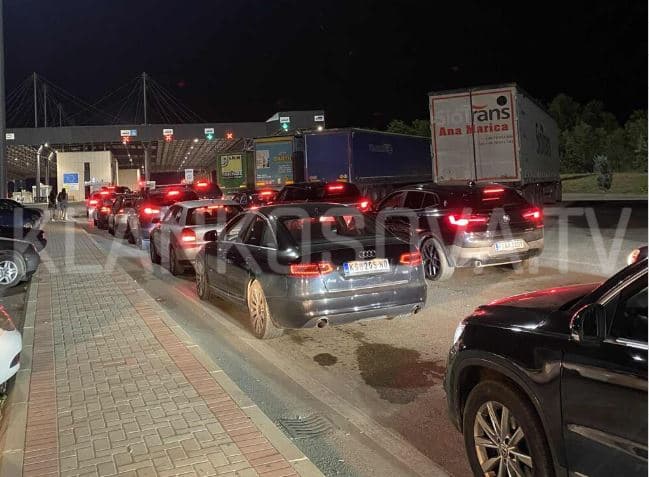 Kolona deri në 1.5 kilometra në Merdarë, pritje të gjata në kufi