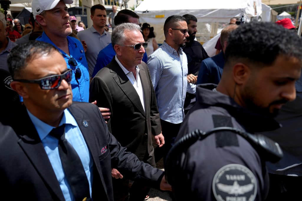 I dërguari amerikan takon familjet e pengjeve izraelite në Tel Aviv