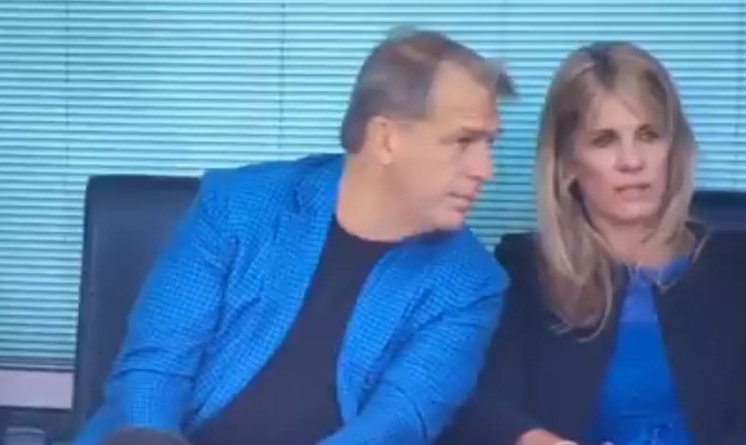 Nuk u interesua për lojën, pronari i Chelseat paralajmërohet nga gruaja: Largoje telefonin (VIDEO)
