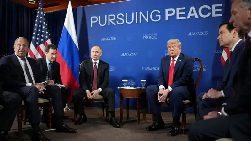 Gjuha e trupit e Trumpit dhe Putinit e “ngroh” Alaskën e ftohët