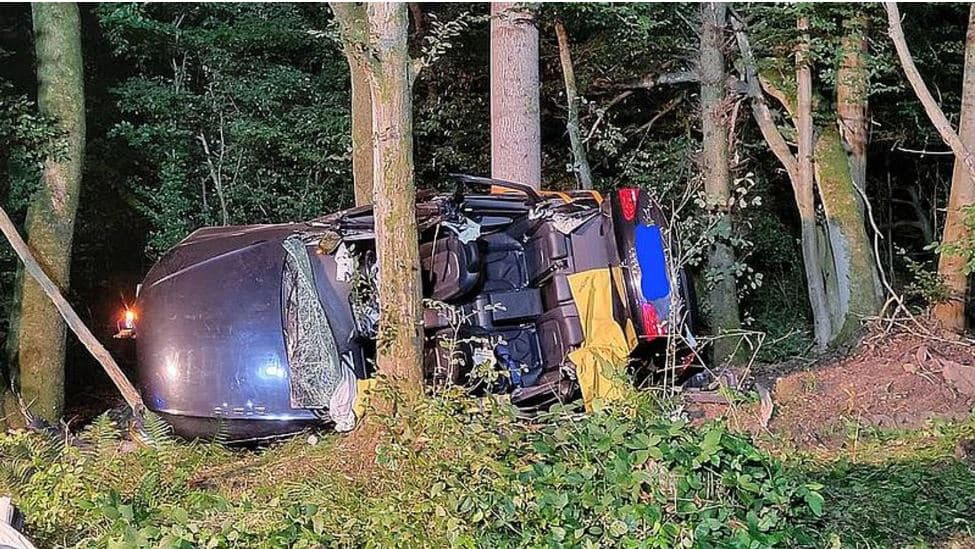 Makina britanike del nga rruga në Gjermani, vdesin dy çifte të martuara
