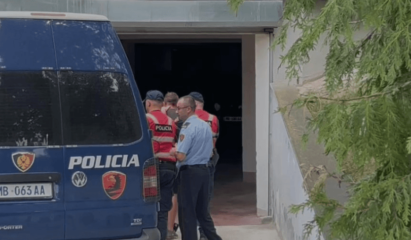 Vranë 14 vjeçarin, Gjykata e Korçës lë në burg autorin e mitur, babain dhe axhin e tij