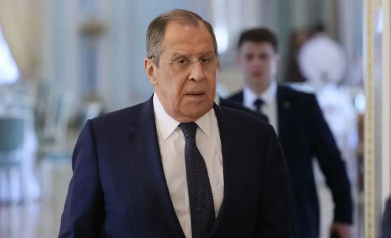 Lavrov vesh bluzën me mbishkrimin "BRSS", thotë se Rusia do t'i paraqesë Trumpit një qëndrim të qartë