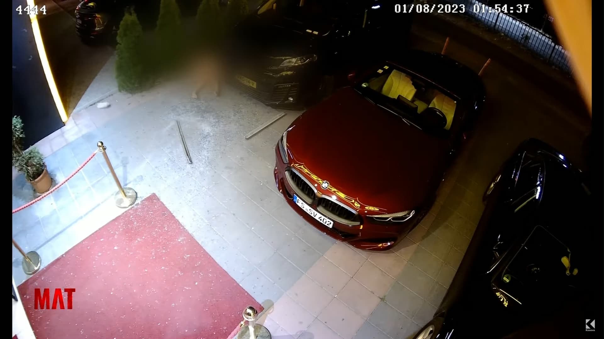 Momenti kur Maria Clara bie bashkë me kornizën e dritares së dhomës së hotelit (VIDEO)