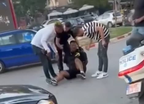 Zyrtarë policorë ushtrojnë dhunë fizike ndaj një qytetari në Prizren - nuk dihet arsyeja (VIDEO)