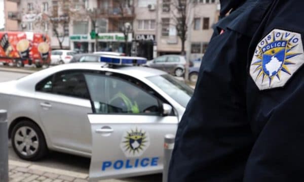 Dy të arrestuar në Skenderaj, iu gjendet AK-47 e armë të tjera pa leje  