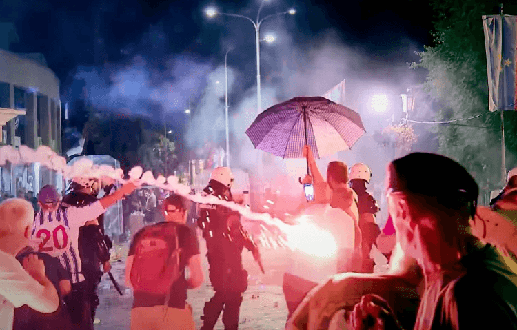 Disa të plagosur nga dhuna në Serbi, përplasen mbështetësit dhe kundërshtarët e Vuçiqit