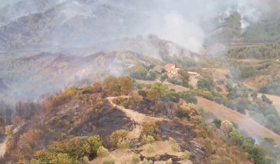 Mbi 40 shtëpi në fshatrat e Gramshit u dogjën nga zjarri