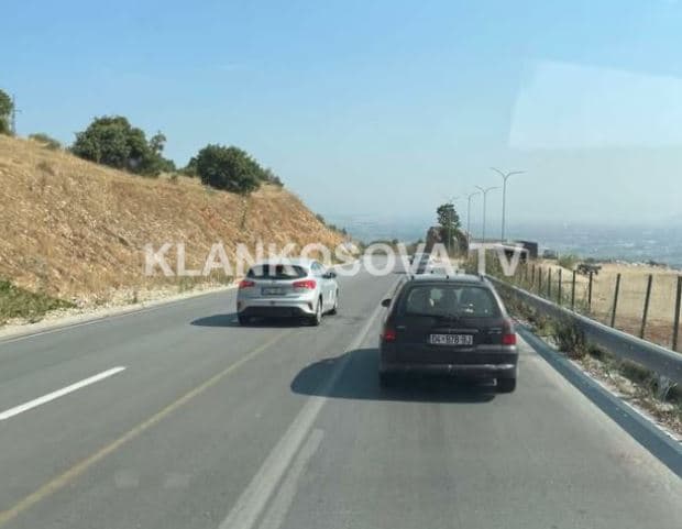 Vetura tejkalon në vijë të plotë në rrugën Dragash-Zhur