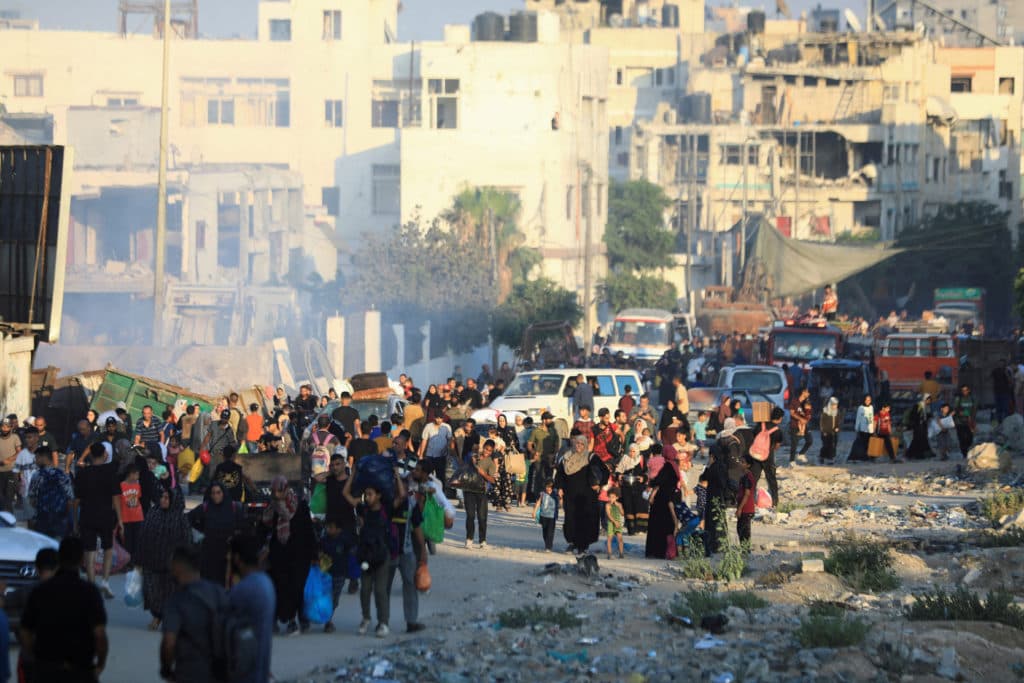 Palestinezët largohen nga qyteti i Gazës, ndërsa Izraeli thotë se ka filluar fazat e para të sulmit