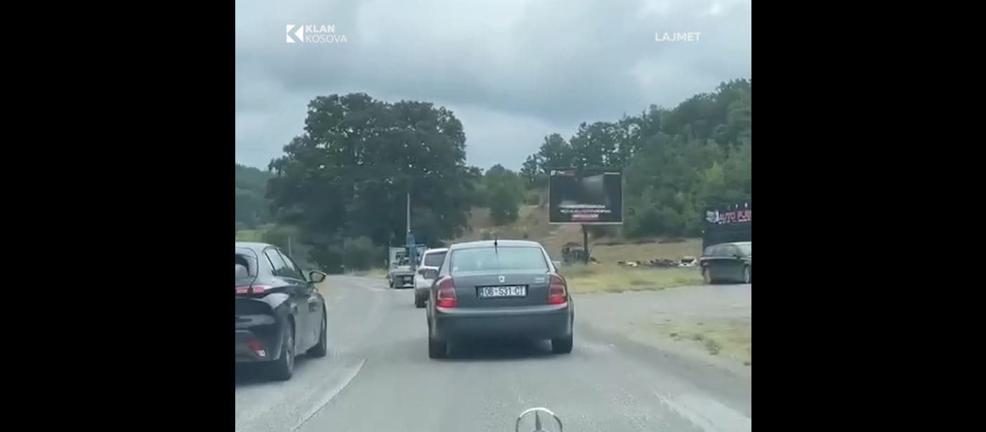Vetura me targa zyrtare kapet duke shkelur rregullat e trafikut në Bresalc të Gjilanit (VIDEO)