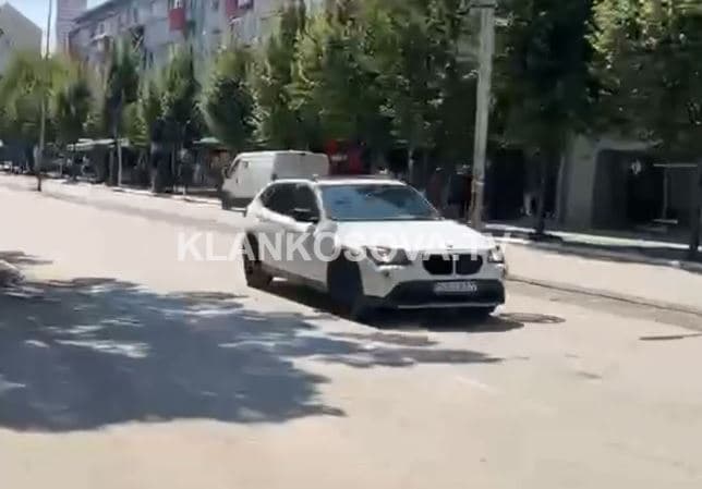 Vetura me targa të huaja "hap" sheshin Xhorxh Bush (VIDEO)