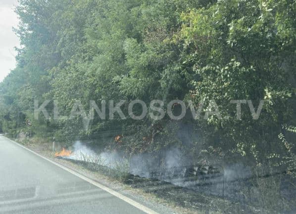Zjarr skaj rrugës në Kliqin të Pejës, rrezikohet mali dhe veturat