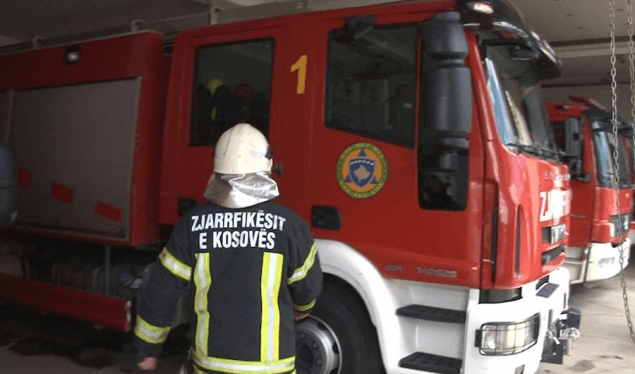 Përfshihet nga zjarri një veturë në Lipjan