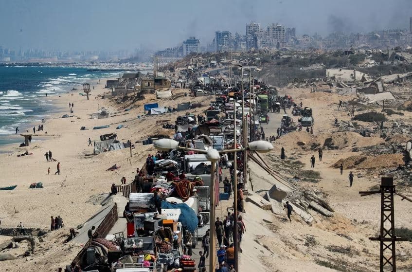 Palestinezët ikin nga qyteti i Gazës ndërsa Izraeli thotë se nisi sulmin tokësor mes protestave globale