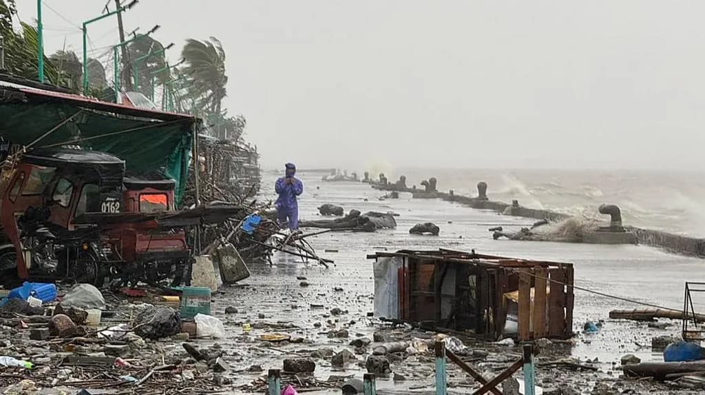 Supertajfuni i afrohet Filipineve, mijëra njerëz evakuohen