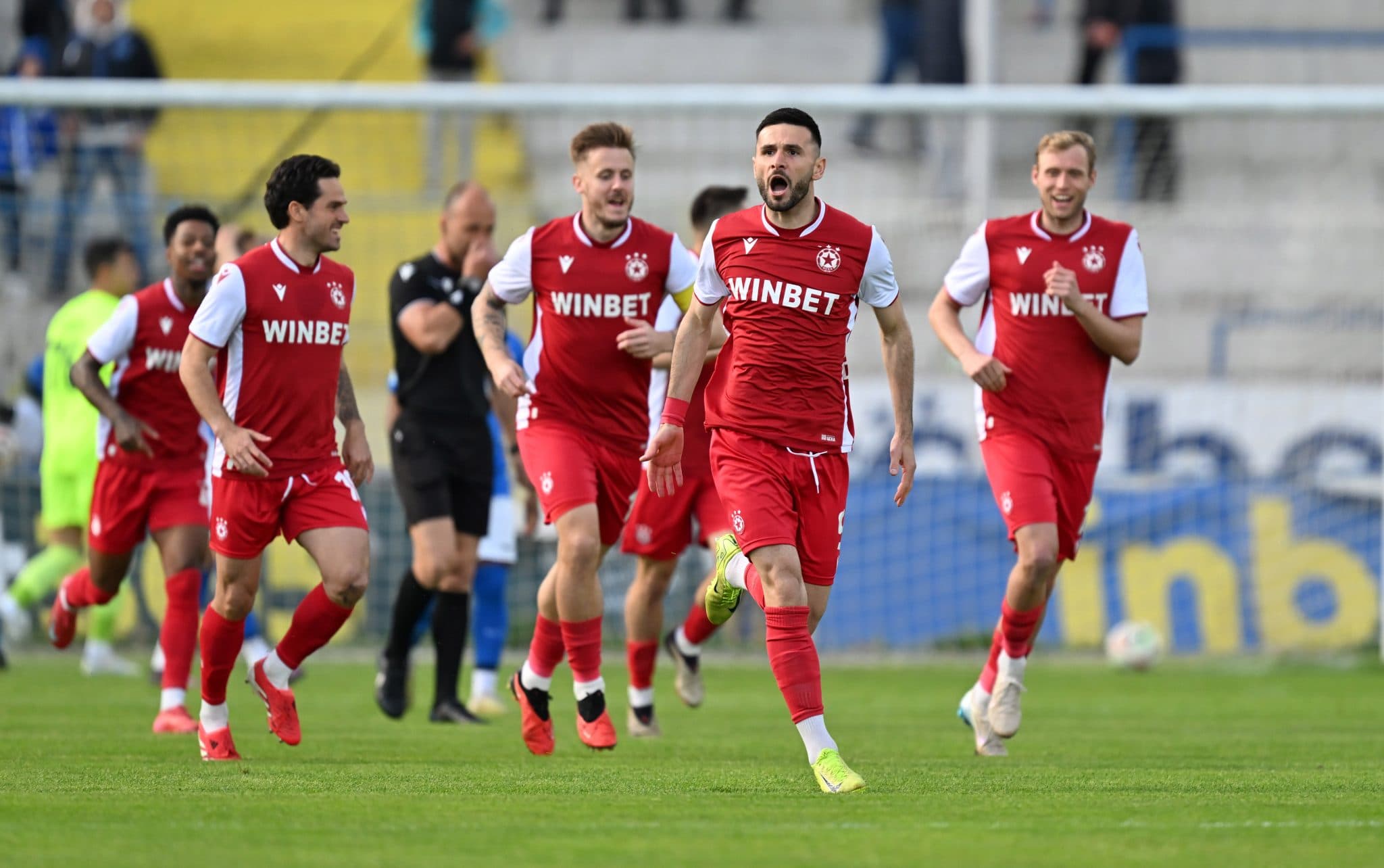 Dellova shënon gol nga afro 60 metra (VIDEO)