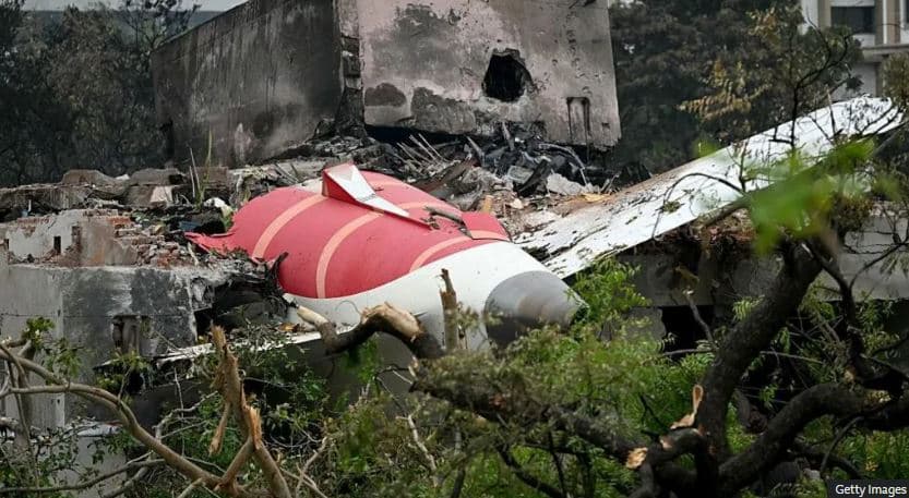 Familjet e viktimave të rrëzimit të avionit të "Air India" padisin dy kompani ajrore