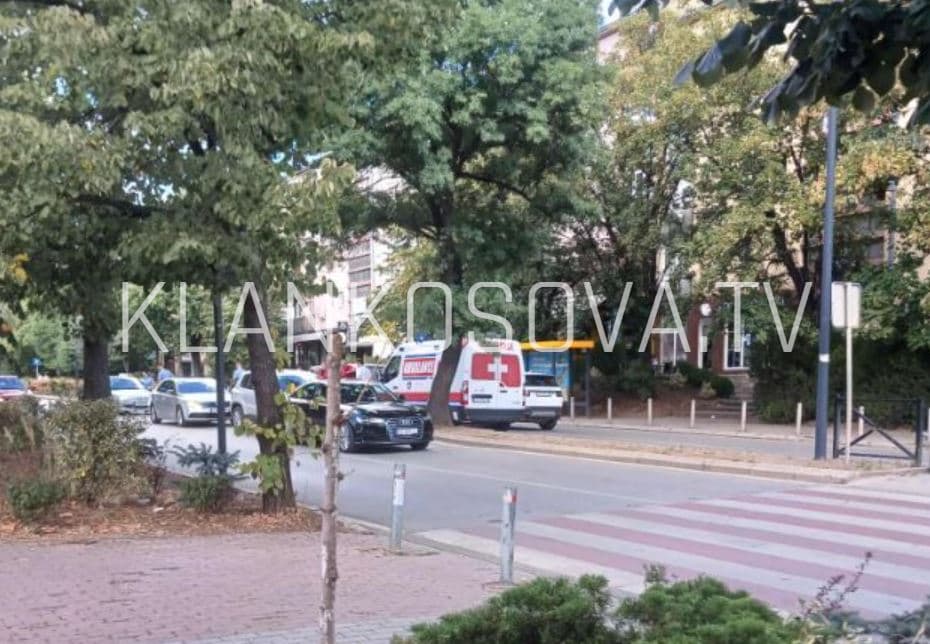 Aksident mes tri veturave në Prishtinë, një i lënduar