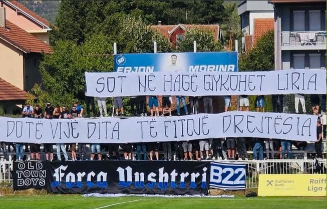Tifozët e Vushtrrisë dalin në përkrahje të ish-krerëve të UÇK-së që po gjykohen në Hagë