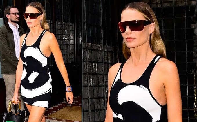 Margot Robbie mahnit me fustanin bardh e zi, u fotografua duke dalë nga hoteli i saj në SoHo
