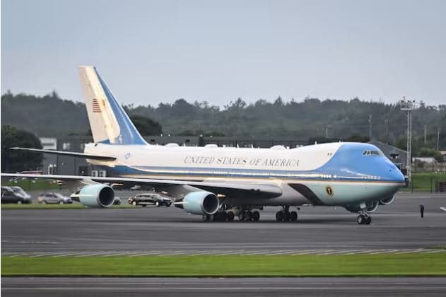 "Ju lutem bëjeni - menjëherë", një aeroplan pasagjerësh i afrohet rrezikshëm Air Force One