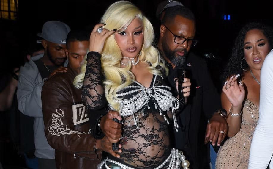 Me kostum prej dantelleje me perla, Cardi B shfaq barkun e rrumbullakosur